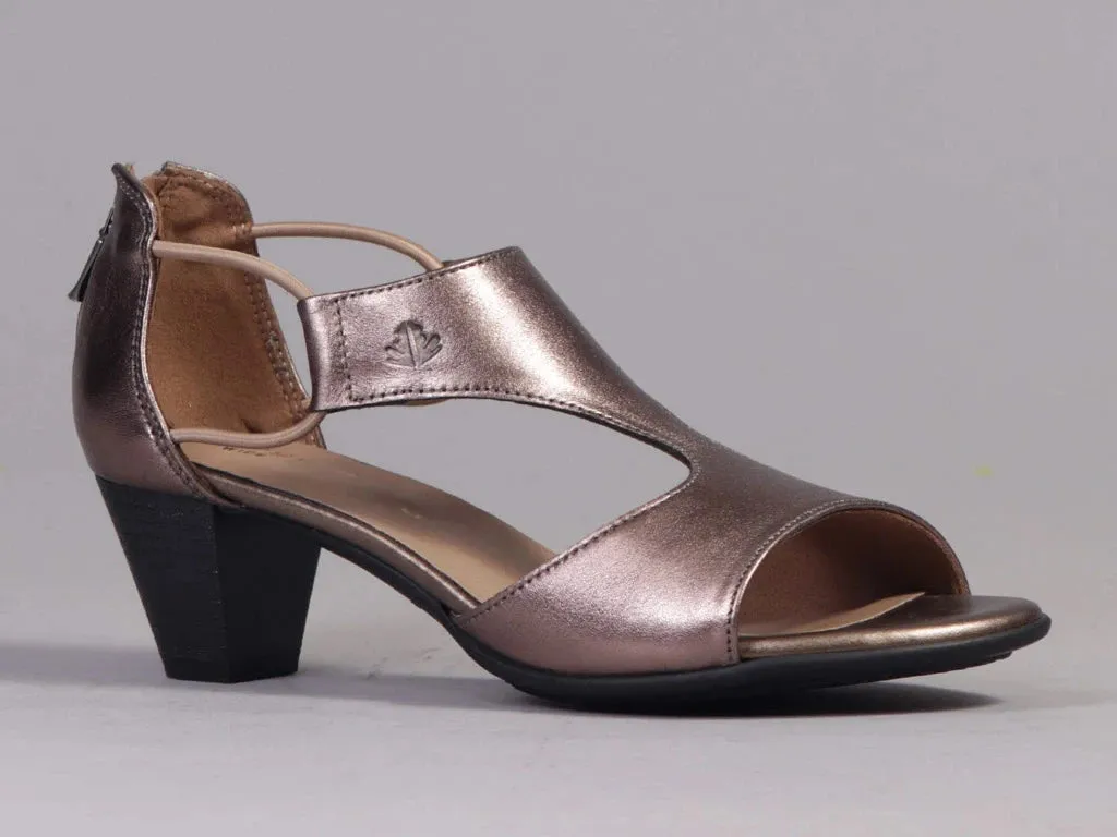 11645 - WIDER FIT T-BAR HEEL