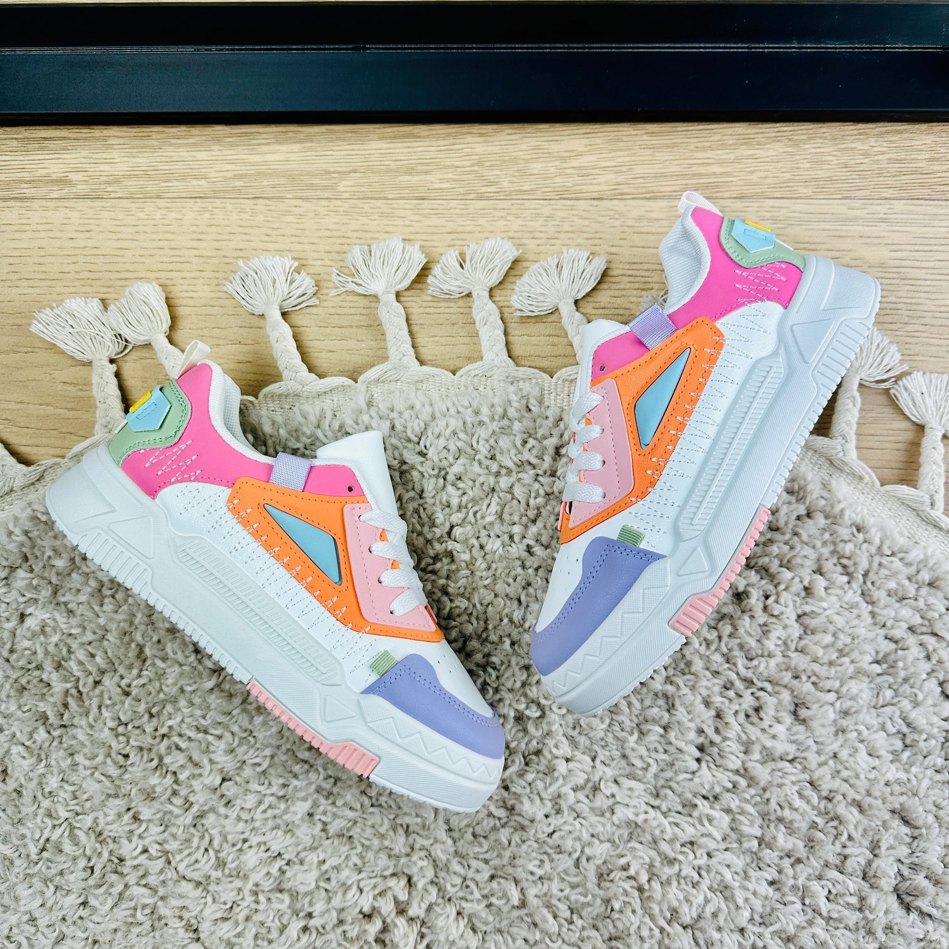 Azira - Comfortable Sneaker