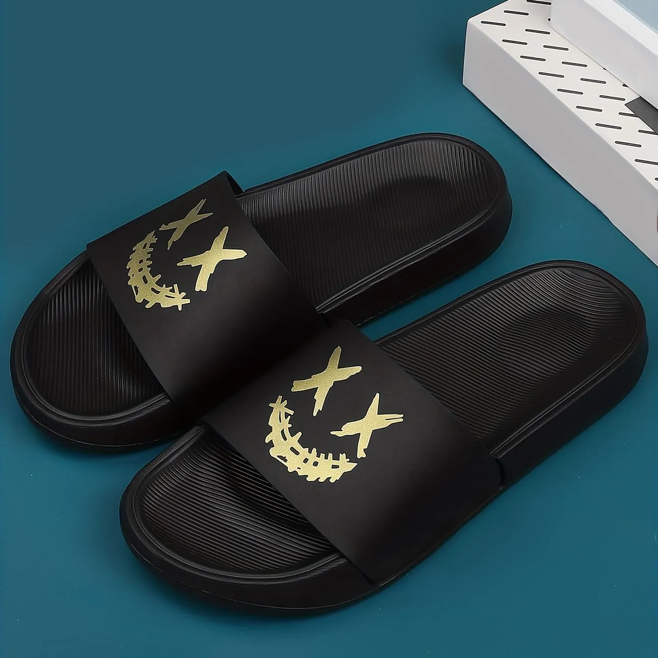 Men's Cartoon Smile Print Slip-On Slides - Soft, Non-Slip Indoor/Outdoor Slippers