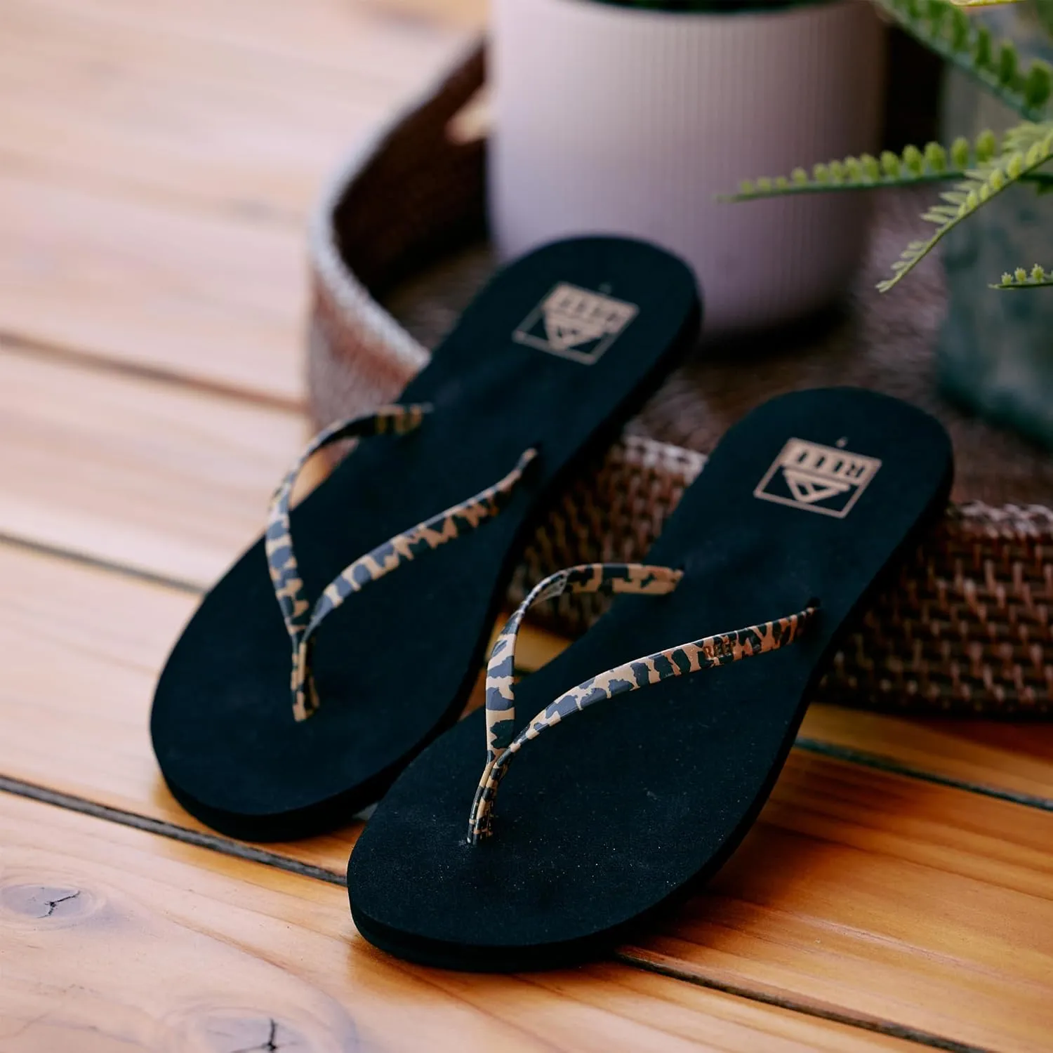 REEF Bliss Nights Women's Flip Flop, Super Lightweight and Soft Footbed, Thin Strap Beach Sandal